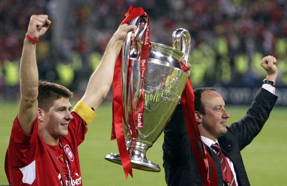 Finale Champions League 25 maggio 2005, Istanbul. Steven Gerrard e l’allenatore del Liverpool Rafael Benitez sollevano il trofeo vinto battendo il Milan
